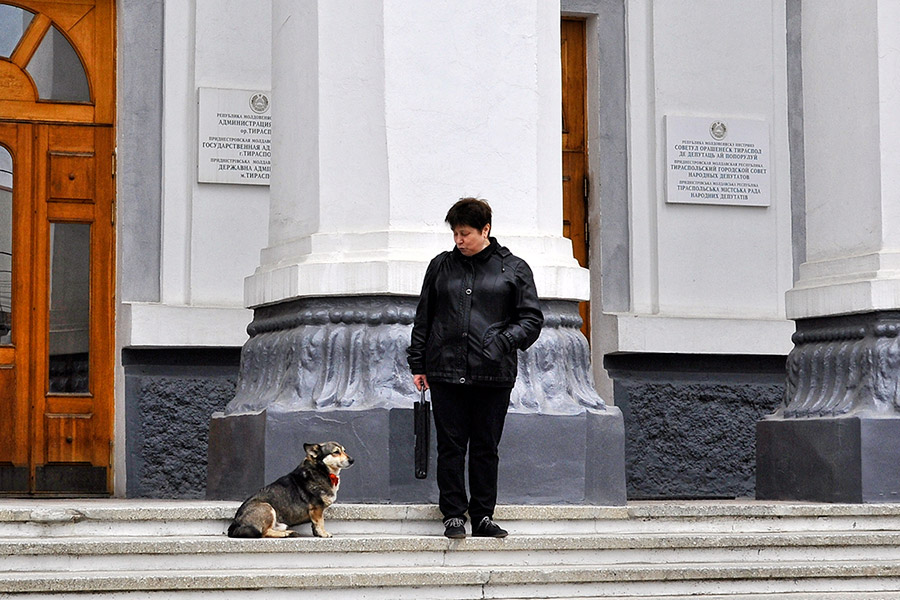 Дама с собачкой у здания государственной администрации Тирасполя