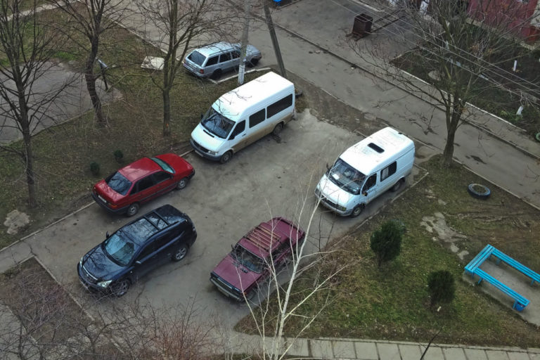 Незаконная стоянка автомобилей на детской площадке во вдоре жилого дома